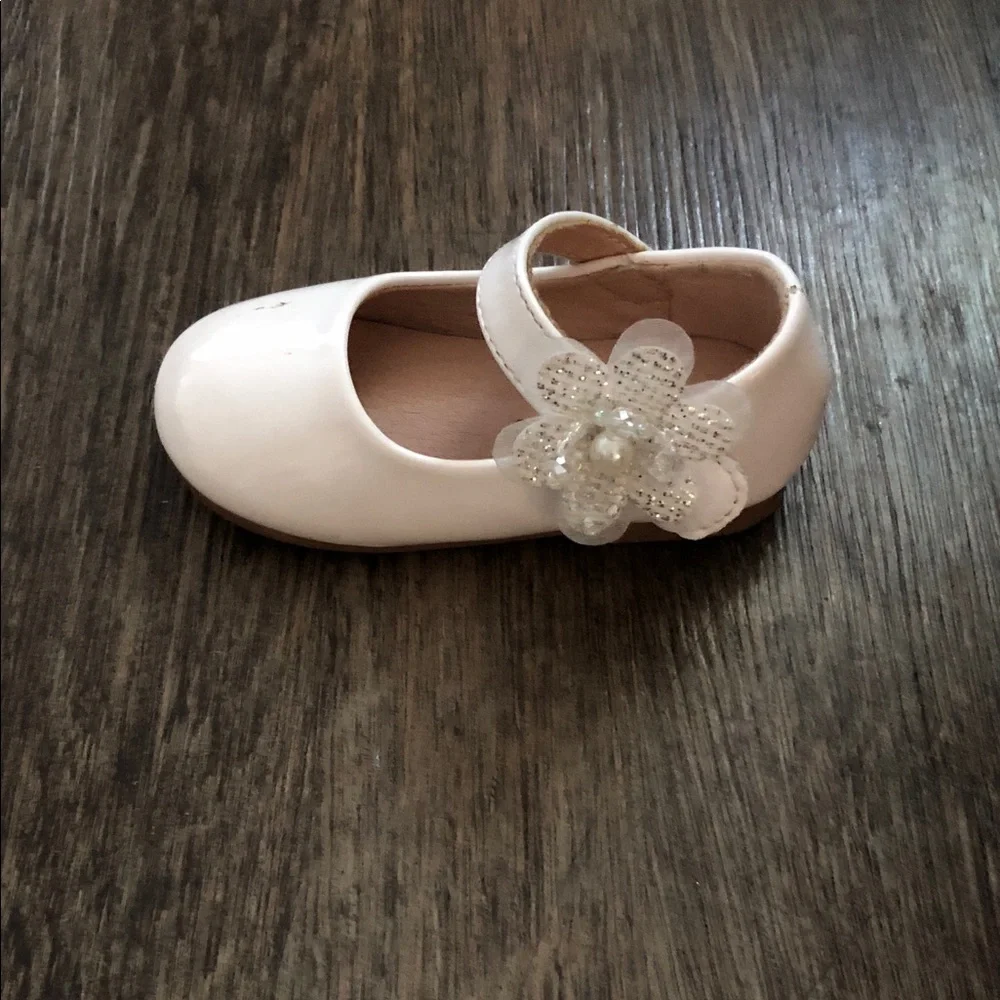 Link Girls White Mary Jane Dress Shoes with Floral Accent